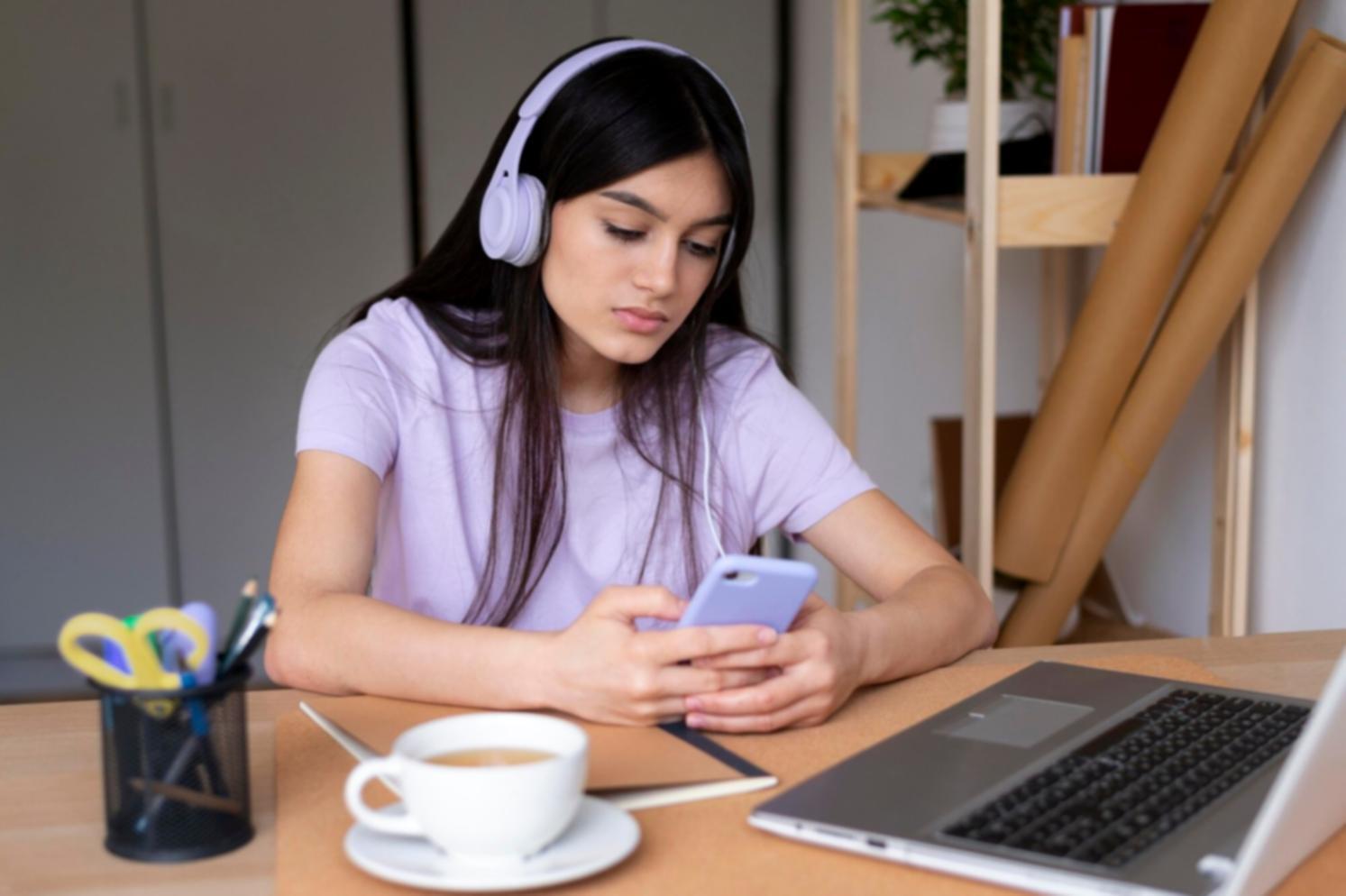 Groupe de participants collaborant sur un projet financier