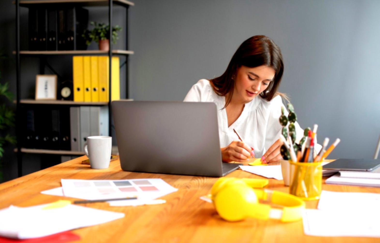 Professionnel analysant des données financières sur ordinateur